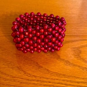 Pearl stretch bracelet in excellent condition with crimson beads